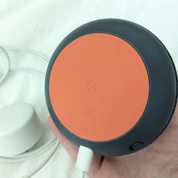 Google Home Mini - Picture 3 of 4